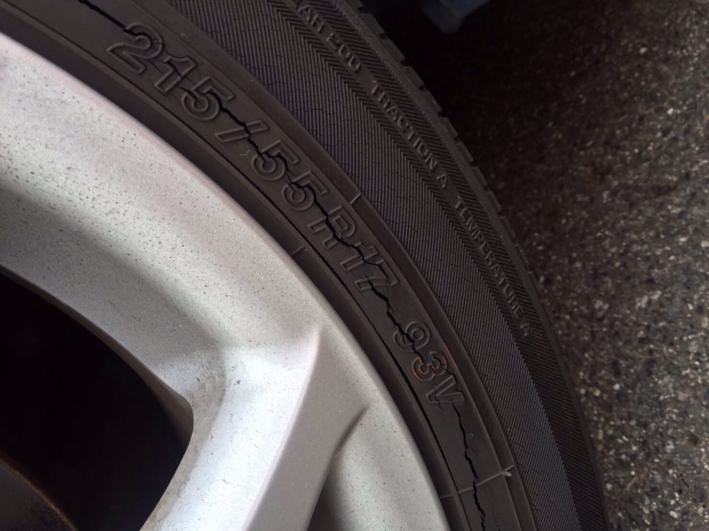 タイヤがひび割れ。オゾンクラックです。